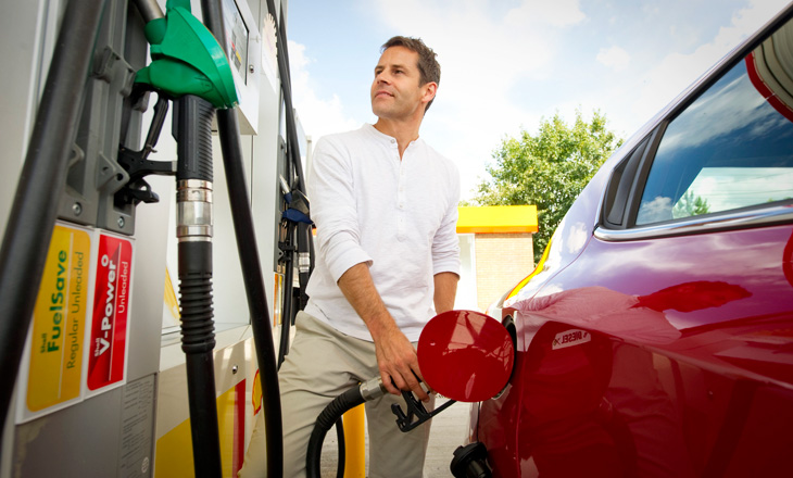 Заправка автомобиля бензином на АЗС