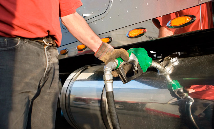 Заправка автомобиля дизельным топливом на АЗС